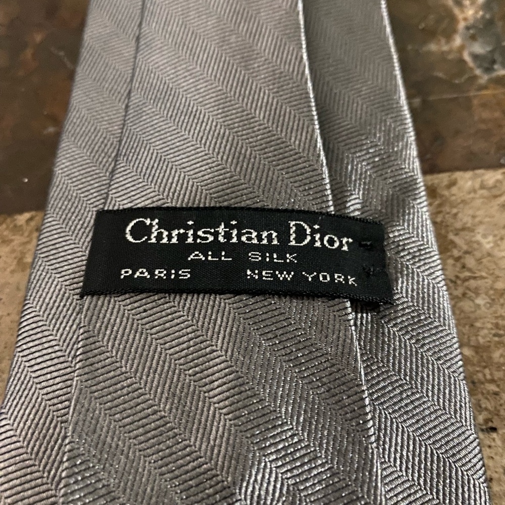 Authentic DIOR Men's CD Grey  Silk Tie
 In excellent condition! 🫶🏻